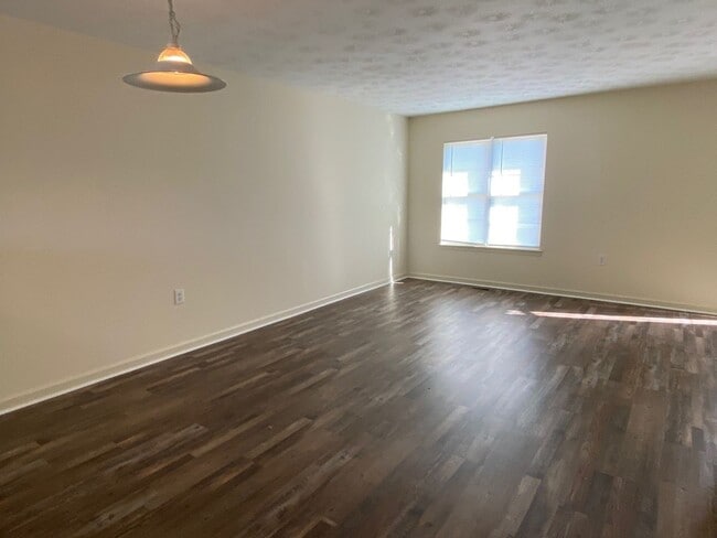 Building Photo - Spacious End Unit Townhouse with 2 Maste Suites 1920 Square Feet