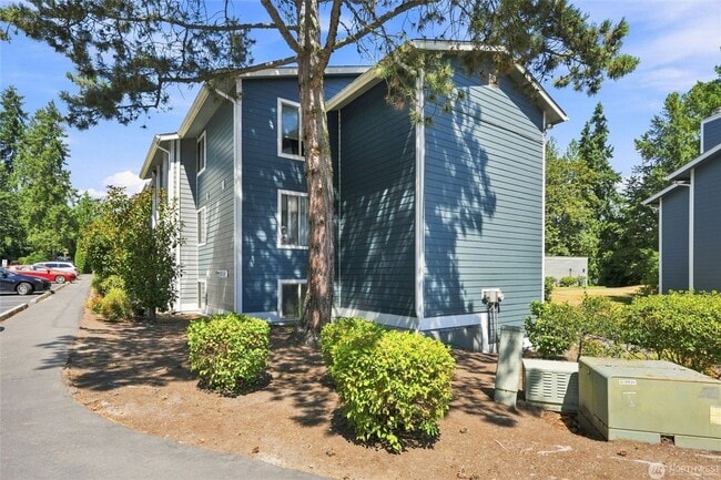 Building Photo - 4641 W Lake Sammamish Pkwy SE