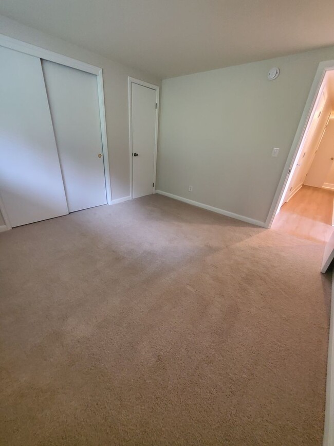 Building Photo - Now Available – Spacious 2 Bed / 1 Bath Ap...