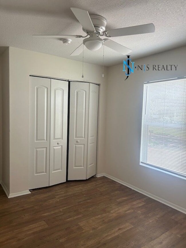 Building Photo - GORGEOUS 3/2 1200 sq ft home with FRESH PA...