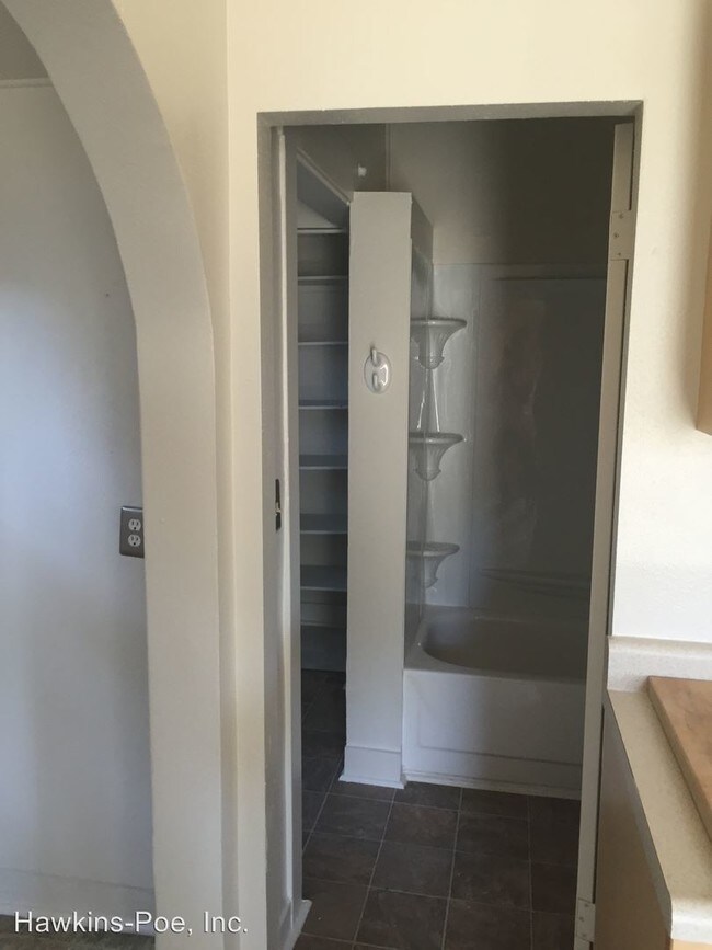 Building Photo - 1102 S Lawrence St