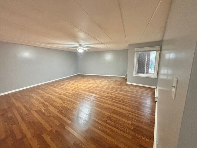 Building Photo - 18 E Old Willow Rd