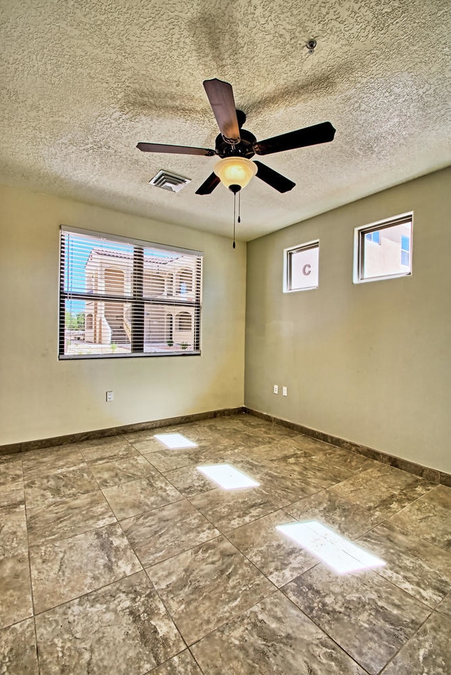 Building Photo - 501 Poco Loco Dr SW
