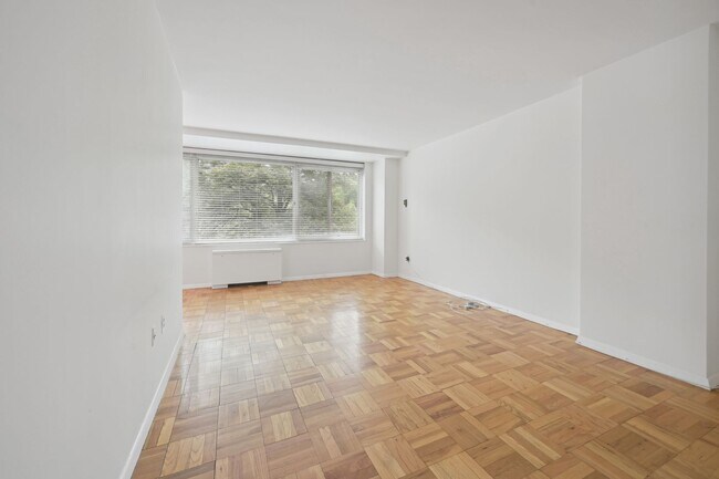 Building Photo - Walk to Georgetown! One Month Concession! Professionally Managed & Recently Renovated // 1 Bedroo...