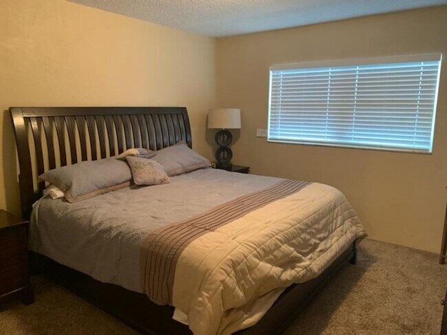 Building Photo - Vacation Rental - 30 Day min across From D...