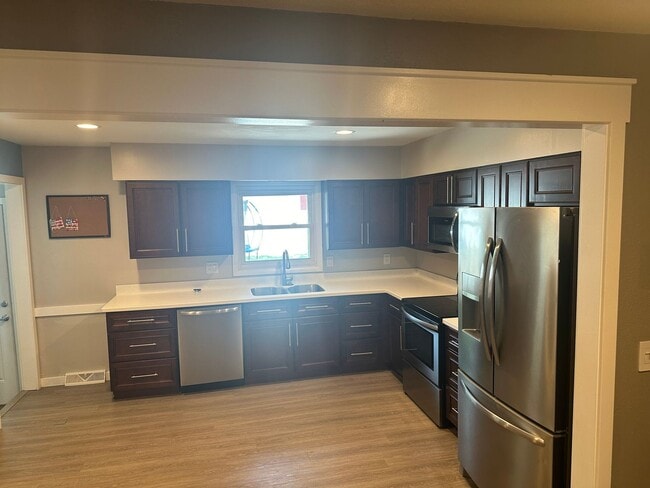 Building Photo - 5 bedroom 2 1/2 bath home for rent