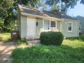 Building Photo - $925 - 2 bedroom / 1 bathroom - Single Family Home