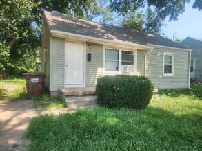 Building Photo - $949 - 2 bedroom / 1 bathroom - Single Family Home