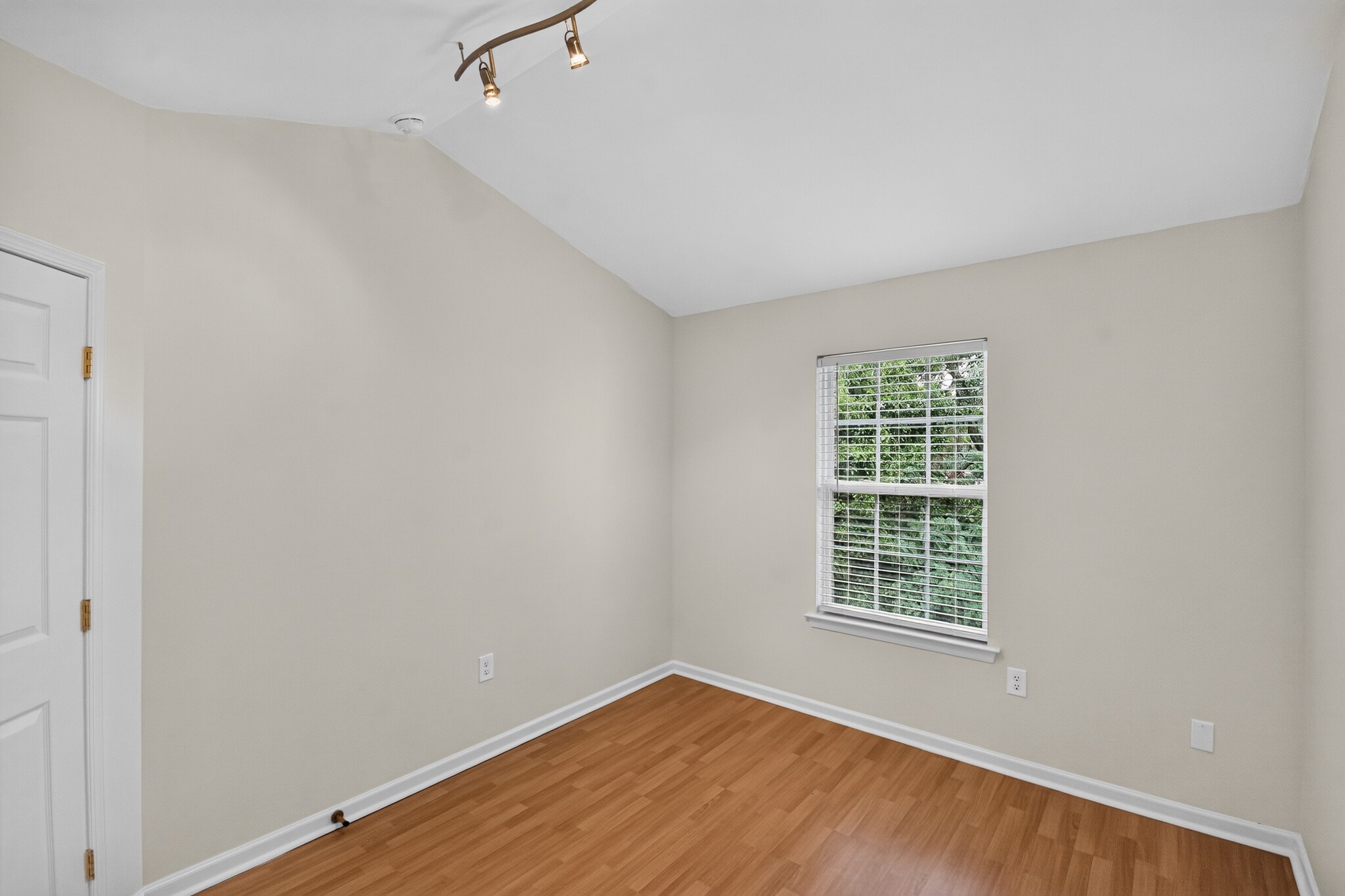 Building Photo - 574 Beachway Ave