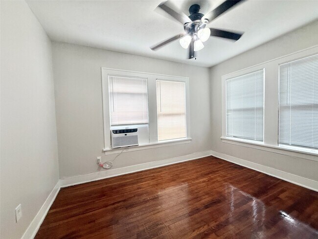 Building Photo - 1136 Berthea St