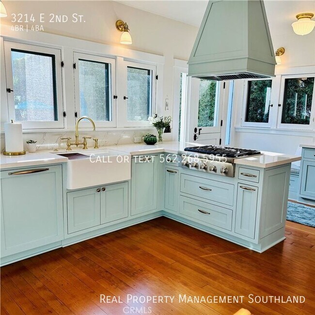 Building Photo - 4 BEDROOM 3 1/2 BATH ESTATE SITUATED IN PR...