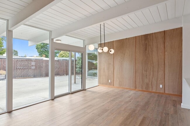 Building Photo - Eichler Mid-Century Home, Newly Renovated