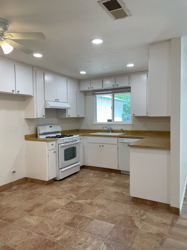 Building Photo - 1705 Darby Ln