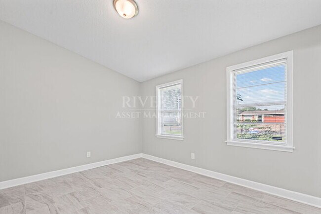 Building Photo - 5040 Colewood Ave