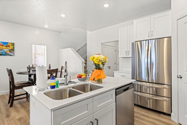 Building Photo - 350 W Old Hwy