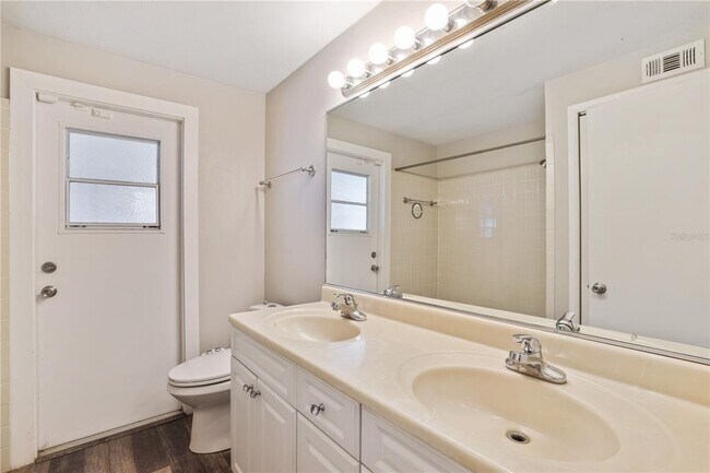 Building Photo - 6001 S Himes Ave