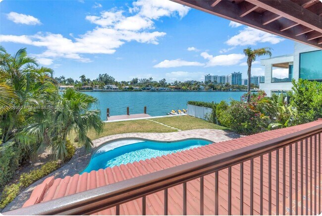 Building Photo - 7536 W Treasure Dr