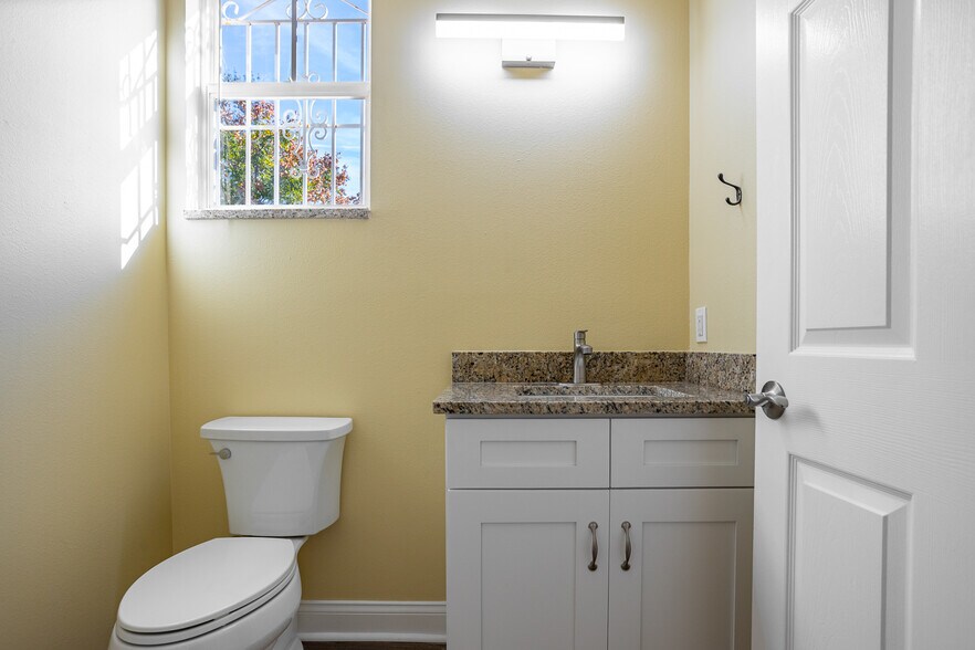 Building Photo - 3204 W Empedrado St