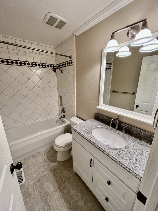 Building Photo - 185 Easy St