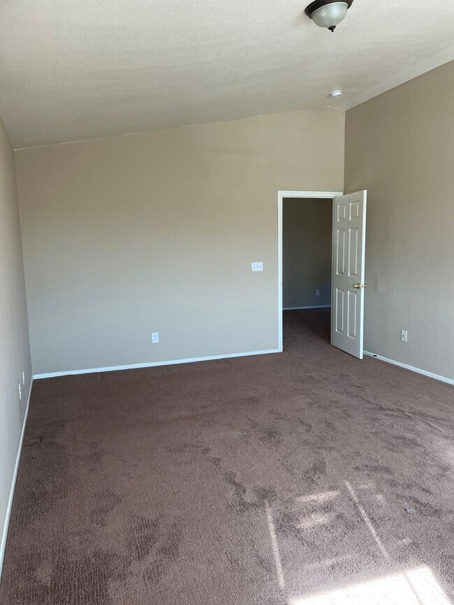 Building Photo - 3753 Hollycroft Dr