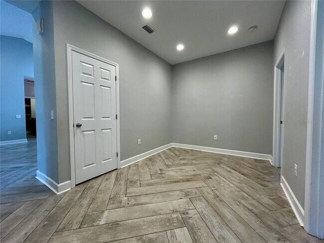 Building Photo - 1027 Campbell Ave