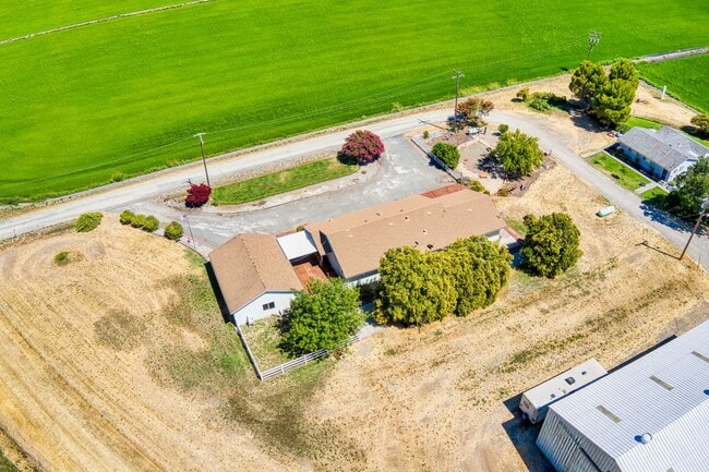Building Photo - Beautiful 3 Bed / 2 Bath  on 1.8 Acres Ple...