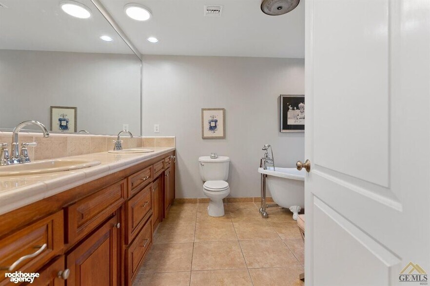 Master bathroom. - 2323 Easthills Dr
