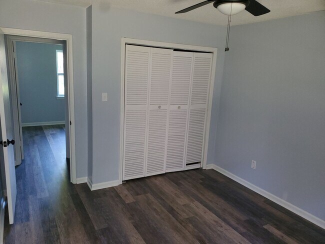 Building Photo - Spacious, quiet neighborhood