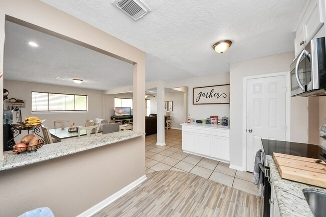 Building Photo - 2806 Oak Dr