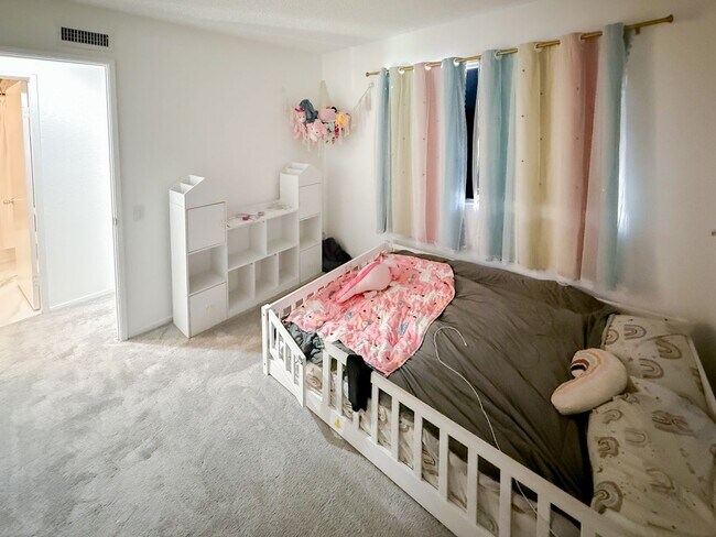Building Photo - Renovated 3 Bedroom, 2 Bath Townhome with ...