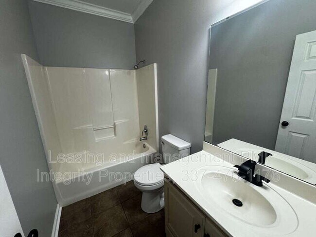 Building Photo - 201 Pavilion St