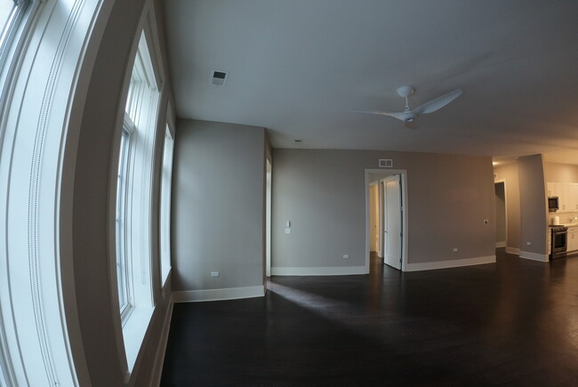Building Photo - 2050 N Clark St