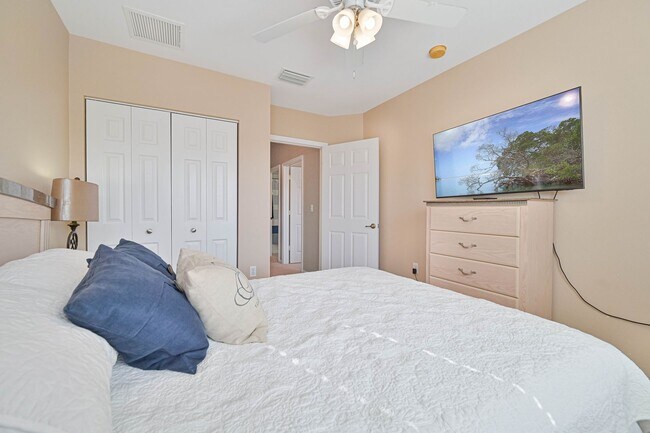 Building Photo - NOW AVAILABLE - Cozy Townhome w/ 1 Car Garage in Fort Myers!