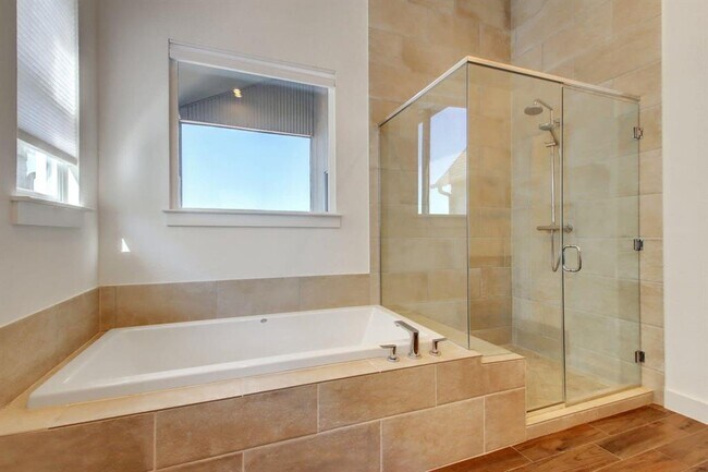 Building Photo - 6133 Seville Dr