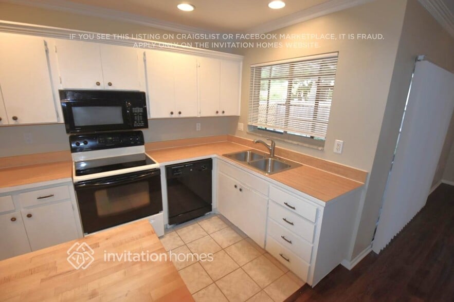 Building Photo - 11840 69th Way