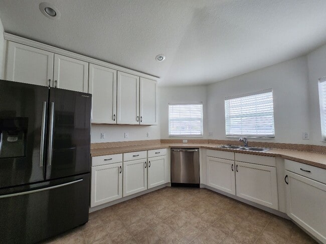Building Photo - Gorgeous 4-Bedroom Lakefront!!