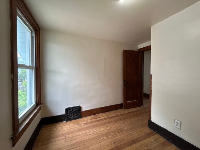 Building Photo - 1714 Roys Ave