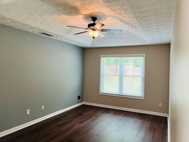 Building Photo - Wow! Renovated 3 bedroom 2 bath home in Ca...