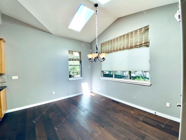 Building Photo - Experience Luxury Living in Broken Top wit...
