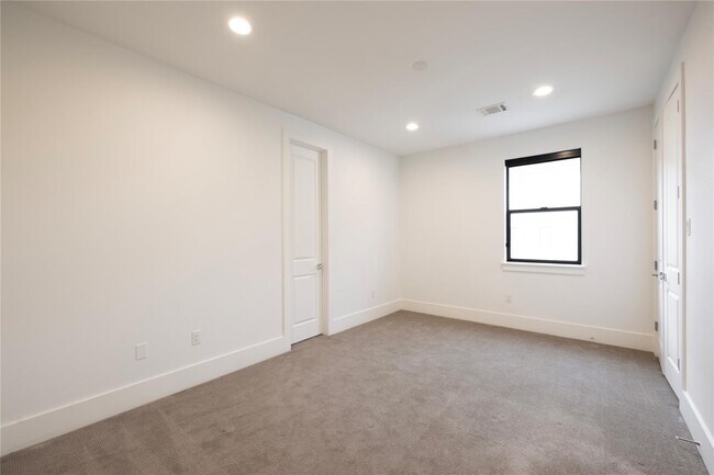 Building Photo - 823 Aurora St