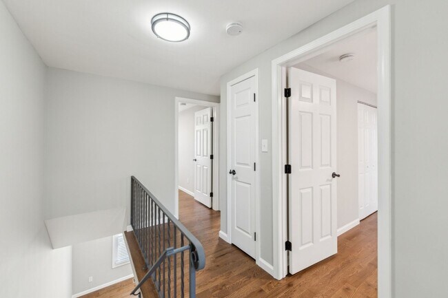 Building Photo - Charming 3 Bed 2.5 Bath Interior Townhome ...