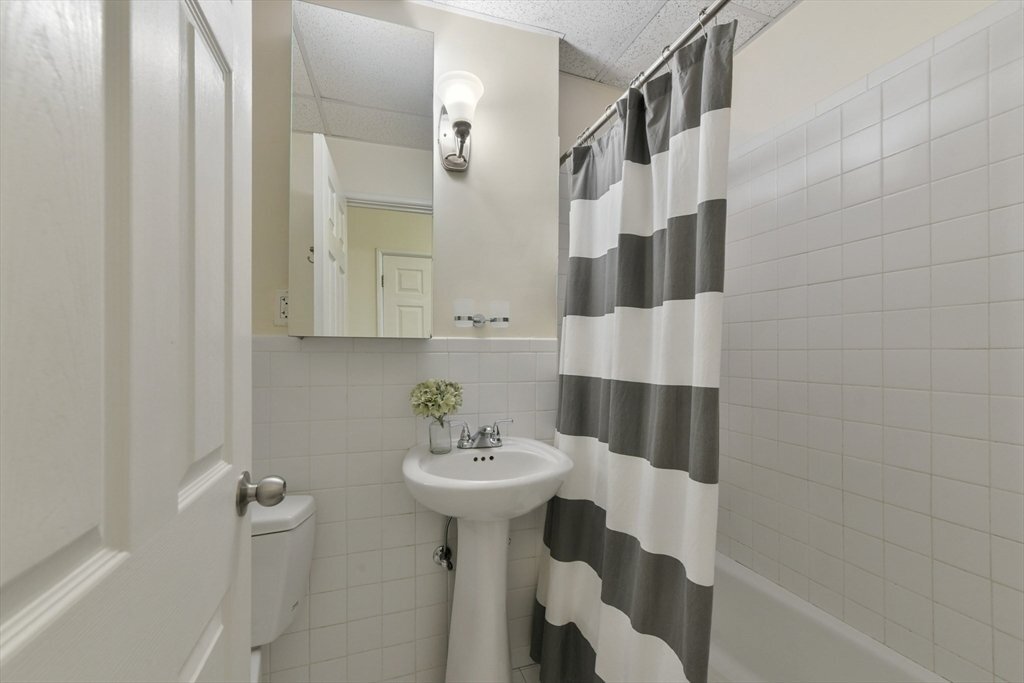 Building Photo - 483 Beacon St