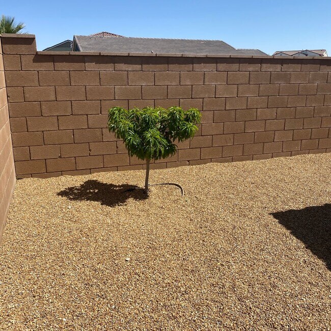 Building Photo - NEWER 4 BEDROOM VICTORVILLE HOME