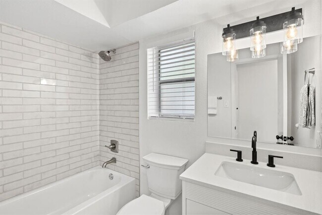 Primary Photo - 806 E 13th St