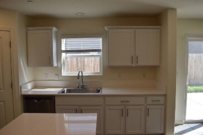 Building Photo - 624 Suzanne Dr