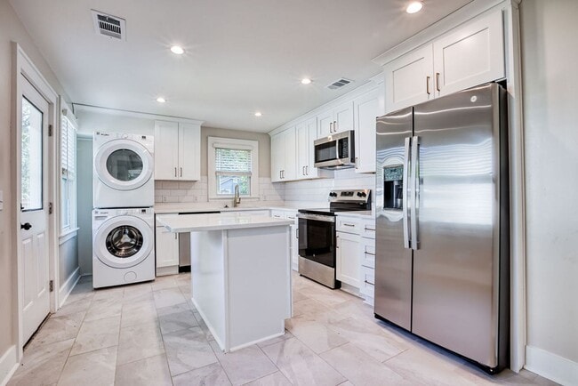 Building Photo - Renovated 2 bdrm home in East Savannah