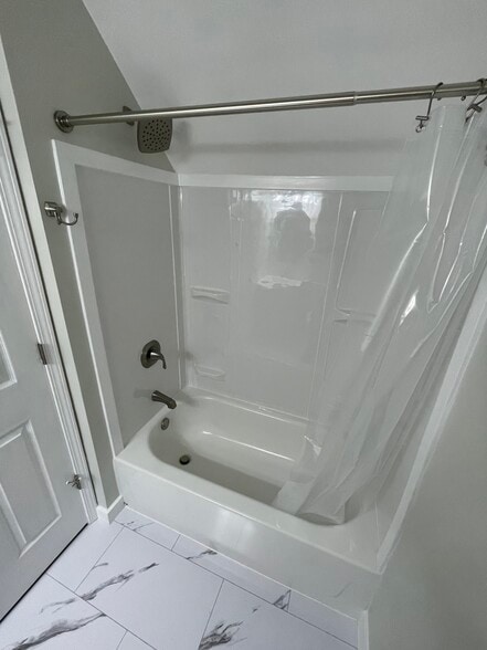 Shower/Tub - 1418 N 3rd St