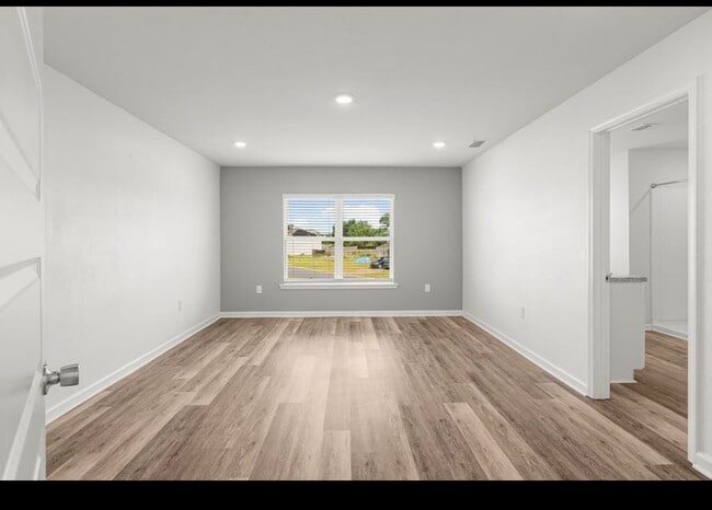 Building Photo - 5832 Viking Wy