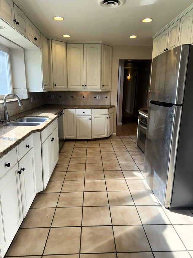 Building Photo - 454 W Twain Ave