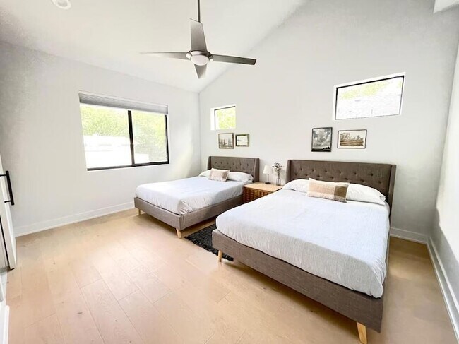 Building Photo - 2009 Canterbury St